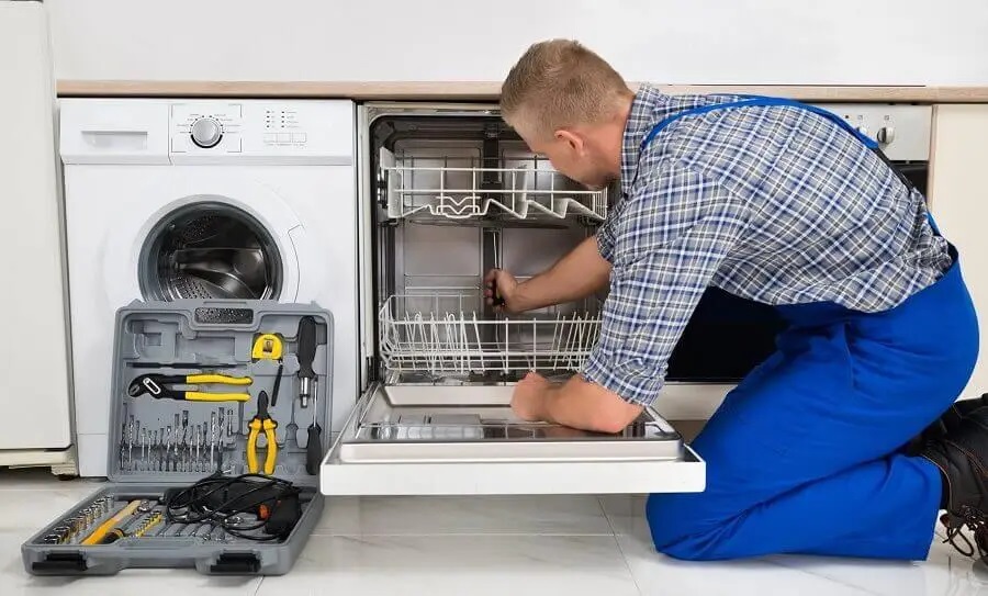 Keçiören Sharp servisi teknisyen ekibi beyaz eşya tamiri yaparken